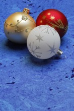 Christmas tree baubles on a blue background, Christmas decorations