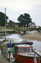 Boote am Liegeplatz am Kai, Blakeney Norfolk, England, UK, Juli 1970