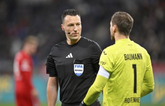 Referee Sven Jablonski in discussion with goalkeeper Oliver Baumann TSG 1899 Hoffenheim (01)