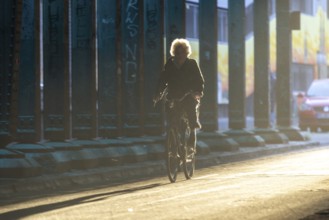 Cyclists in oblique sunlight in November, poor visibility, danger of glare, cycle lane, cyclists