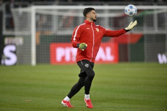 Warm-up training goalkeeper Fabian Bredlow VfB Stuttgart (01) with ball WWK Arena, Augsburg,