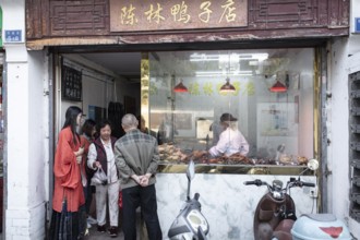 Lin Shu Xiang buys Nanjing Salt Duck and grilled duck for dinner at Chen Lin Duck Store, Diao Yu