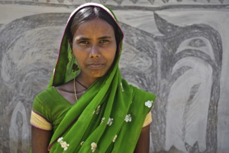 Portrait of a hindu woman. Khovar art in the background. Hazaribagh district, Jharkhand, India. The