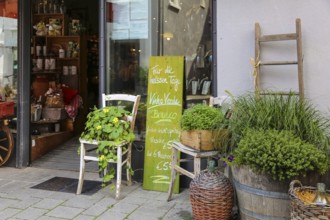 Sign in front of shop, wine shop, retail, shopping, Mediterranean atmosphere, writing, For the hot