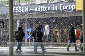 Winter weather, heavy snowfall, city centre traffic, passers-by in the snow, Essen Central Station,