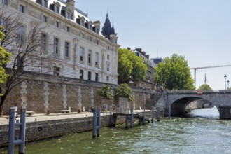 Helles Stadtbild mit einer Brücke und traditioneller Architektur, Paris