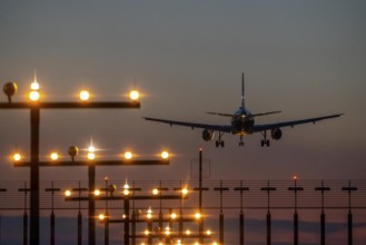 Aircraft approaching the main runway south, 05R/23L, runway lighting, approach aids, at Düsseldorf