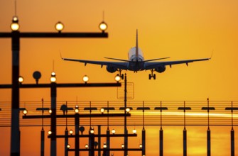 Aircraft approaching the main runway south, 05R/23L, runway lighting, approach aids, at Düsseldorf