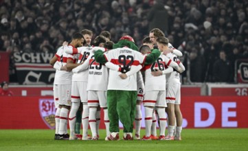 Team building, team circle in front of the start of the match VfB Stuttgart with mascot Fritzle VfB