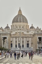 Tourists at the cathedral, St Peter, St Peter's Basilica, Vatican palaces, St Peter's Square,