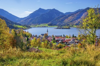 Panorama of the village and lake with the parish church of St. Sixtus and the Brecherspitz 1683m in