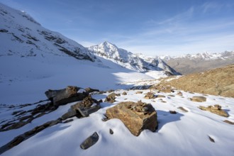 Autumnal mountain landscape with snow, descent from Ramoljoch at Spiegelferner, mountain panorama