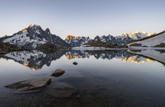 Morning atmosphere at a mountain lake, mountain landscape at sunrise, water reflection in Lac