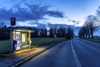 Bus stop Am Treppchen, in the evening, illuminated, Meisenburger Straße, Essen-Schuir, line 142, in