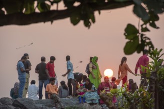 Children, couples and families at sunset, Fort Cochin, Kochi, Kerala, South India, India, Asia