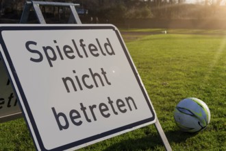 Symbolic image: Sign with the inscription Do not enter the pitch on a grass sports field