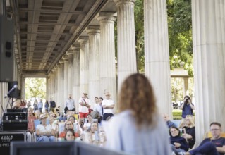 Reading by Ulrike C. Tscharre and live music at the Kolonnaden Bar on Museum Island in Berlin,