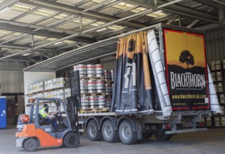 Forklift loading barrels onto trailer, Showerings cider mill, Shepton Mallet, Somerset, England, UK