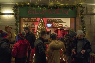 Mulled wine stand at the Christkindlesmarkt, Nuremberg, Middle Franconia, Bavaria, Germany, Europe