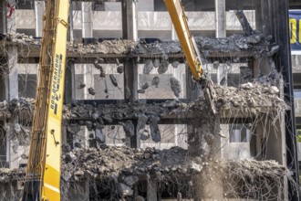 Construction site on Haroldstraße, demolition of a former office building, after complete gutting