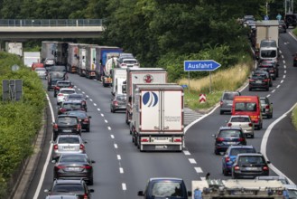 Traffic jam on the A40 motorway, near Mülheim-Winkhausen, in the direction of Duisburg, after an