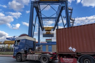 Container loading in Duisburg harbour, Logport, DIT, Duisburg Intermodal Terminal,