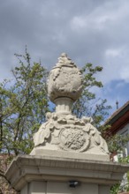 Vase centrepiece on a courtyard gate, Hüttemheim 58, Hüttenheim, Lower Franconia, Bavaria, Germany,