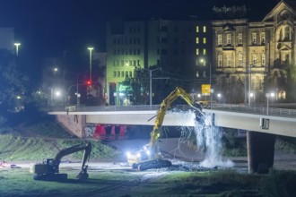 In the early hours of the morning, a section of the Carola Bridge collapsed for unknown reasons.