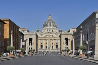 Tourists walking towards the cathedral, St Peter, St Peter's Basilica, Vatican palaces, St Peter's