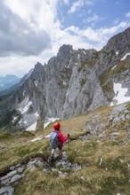 Mountaineer with helmet on a hiking trail, descent from the Maukspitze, rocky mountain peaks with