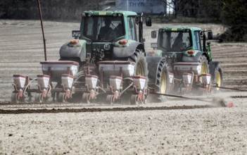 Tractors bring sunflower seeds to a field, Thyrow, 21.04.2023