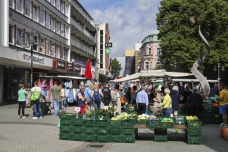 Bottrop, North Rhine-Westphalia, Germany, Many people on market day in the city centre, in the