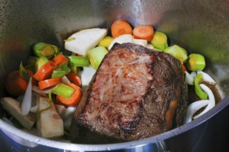 Swabian cuisine, preparation cider roast, roast ox in cooking pot, vegetables, roast, meat dish,