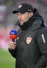 Coach Sebastian Hoeneß VfB Stuttgart Portrait in interview Microphone Microphone Logo SKY MHPArena,