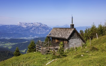 Hunting lodge on the Eibleckalm with Untersberg and Hagengebirge mountains, Osterhorn group,