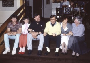 DEU, Germany: The historical slides from the 80-90s, Iserlohn. Family photo. MR yes! 1984-5