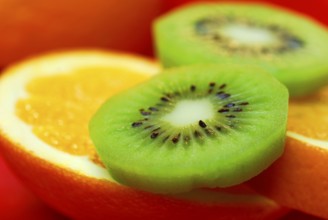 Orange slice and kiwi slices, vitamin C