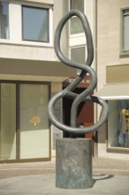 Artwork and sculpture Black Treble Clef by Hans-Peter Taro Miyabe 1982 at Horst Lippmann Platz,