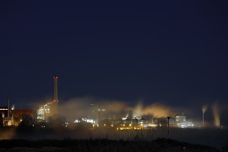 Piesteritz nitrogen plant at night, Middle Elbe Biosphere Reserve, Saxony-Anhalt, Germany, Europe