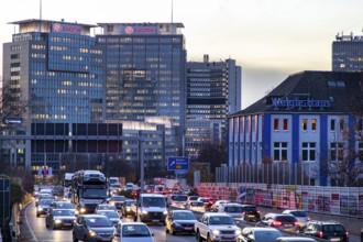 Motorway A40, Ruhrschnellweg, in Essen, junction Essen-Zentrum, city skyline, Ruhrschnellweg