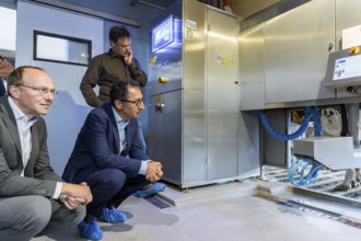 Federal Minister of Food and Agriculture, Cem Özdemir, visits Krabat Milchwelt in Wiitichenau