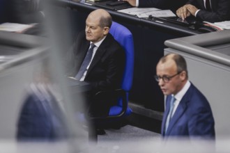 (R-L) Friedrich Merz, CDU-Parteivorsitzender, und Olaf Scholz (SPD), Bundeskanzler, aufgenommen im