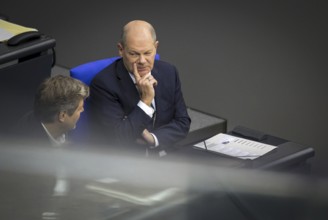 Olaf Scholz (R, SPD), Federal Chancellor, and Robert Habeck (Alliance 90/The Greens), Federal