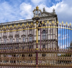 Decorative fence in front of the Weltmuseum at Heldenplatz, Vienna, Austria, Europe