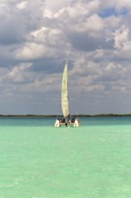 Sailing boat on clear turquoise water of Lake Bacalar, Bacalar, Quintana Roo, Yucatan Peninsula,