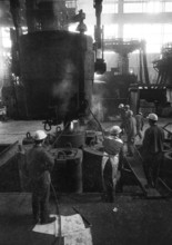 The work of the steelworkers, like here on 31 August 1971 at the Mannesmann-Huettenwerke in