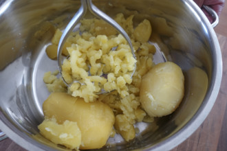 German cuisine, preparation of potatoes for sauerbraten with mashed potatoes, potato masher, potato