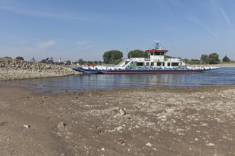 Rhine ferry at extremely low water in August 2022, water level 37 cm, Düsseldorf-Kaiserswerth,