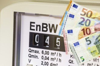 Gas meter, consumption meter, natural gas, rising gas prices, banknotes, EnBW, Germany, Europe