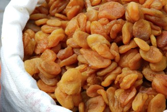 Apricots (Prunus armeniaca) dried, market, Ürgüp, Cappadocia, Turkey, Asia